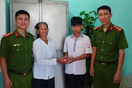Em Phan Hoàng Quân trả lại tài sản cho người làm rơi. (Ảnh: Tiến Thành)