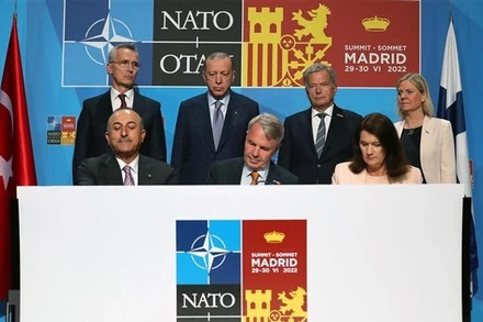 Ngoại trưởng Thổ Nhĩ Kỳ Mevlut Cavusoglu (bìa trái, hàng dưới), Ngoại trưởng Phần Lan Pekka Haavisto (giữa, hàng dưới) và người đồng cấp Thuỵ Điển Ann Linde ký bản ghi nhớ tại Hội nghị thượng đỉnh NATO ở Madrid, Tây Ban Nha, ngày 28/6/2022. (Ảnh: AFP/TTXVN)