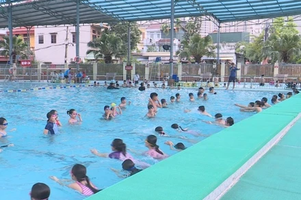 Các lớp phổ cập bơi tại quận Hà Đông giúp các em được rèn luyện sức khỏe, chống đuối nước.