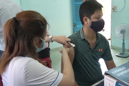 Đẩy nhanh tiến độ tiêm vaccine phòng Covid-19 cho người dân. 