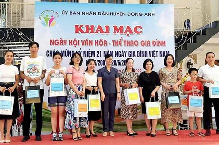 Hà Nội tổ chức nhiều hoạt động để tăng cường gắn kết gia đình, lấy xây để chống bạo lực gia đình.
