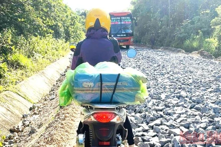 Các giáo viên Trường Trung học phổ thông Lê Hữu Trác, huyện Cư M’gar trên đường sang huyện biên giới Ea Súp coi thi.