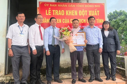 Lãnh đạo Sở Nội vụ tỉnh Đồng Nai trao Bằng khen của Chủ tịch Ủy ban nhân dân tỉnh tặng anh Trịnh Văn Tài.