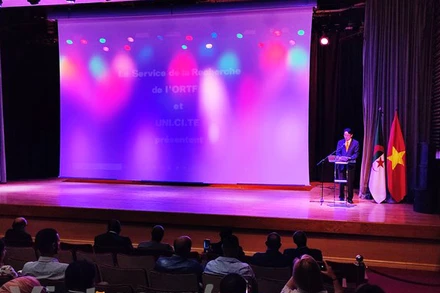 Lễ khai mạc sự kiện trình chiếu phim kết hợp triển lãm tranh và giới thiệu ẩm thực Việt tại Algeria. (Ảnh: TTXVN)