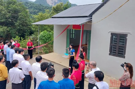 Lễ bàn giao nhà cho hộ bà Lò Thị Phượng, bản Mển, xã Hua Trai.