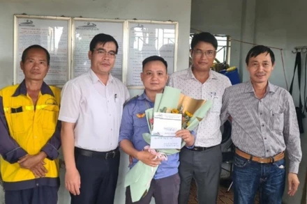 Thưởng “nóng” nhân viên đường sắt cứu người ở Đồng Nai.