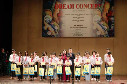 Phó Chủ tịch nước Võ Thị Ánh Xuân và Bộ trưởng Lao động-Thương binh và Xã hội Đào Ngọc Dung trao quà và học bổng tặng trẻ em có hoàn cảnh khó khăn. 