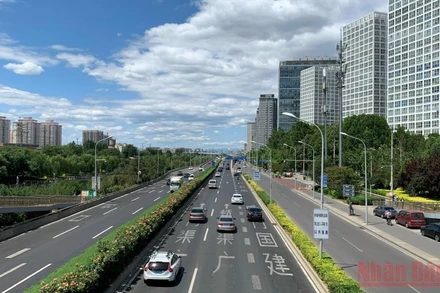 Ô-tô lưu thông trên đường phố Bắc Kinh, Trung Quốc. (Ảnh: HỮU HƯNG)