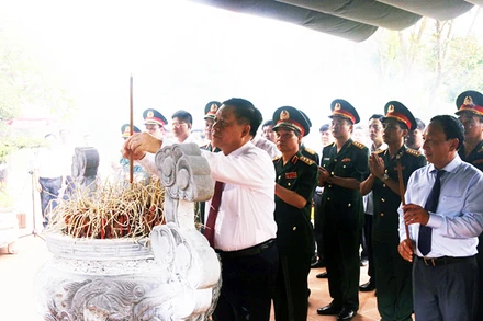 Đồng chí Nguyễn Trọng Nghĩa dâng hương viếng các liệt sĩ Trạm thông tin A69 tại hang Lèn Hà.