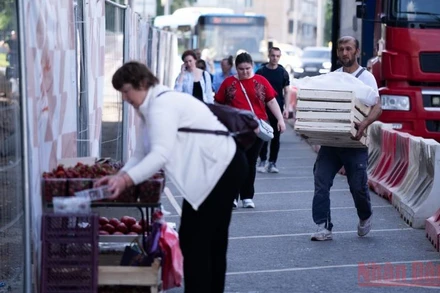 Bán hoa quả trên phố ở thủ đô Moskva, Nga. (Ảnh: Thanh Thể)