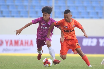 Các cầu thủ U13 tranh tài tại Vòng chung kết Giải Bóng đá Thiếu niên (U13) toàn quốc Yamaha cup 2022. 