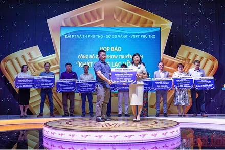 Ban Tổ chức tiếp nhận kinh phí ủng hộ chương trình "Khát vọng Lạc Hồng".