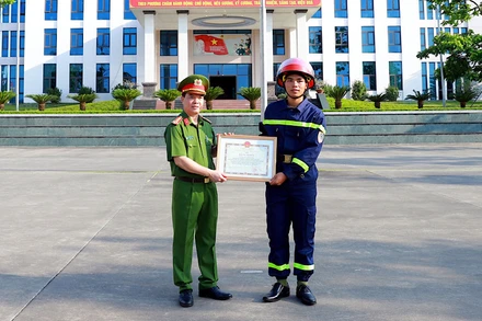 Đại tá Đỗ Tiến Thuỳ, Phó Giám đốc Công an tỉnh Tuyên Quang trao Bằng khen của Chủ tịch UBND tỉnh cho chiến sỹ Quan Ngọc Hoàng.