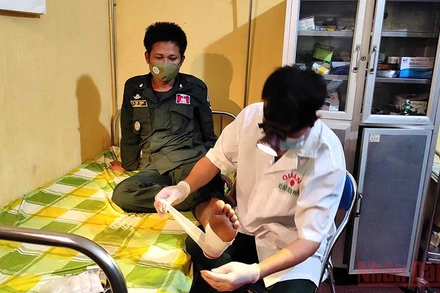 Quân y Đồn Biên phòng Serepok tiến hành sơ cứu ban đầu, khâu và băng bó vết thương cho Thiếu úy Phâng Kchun.