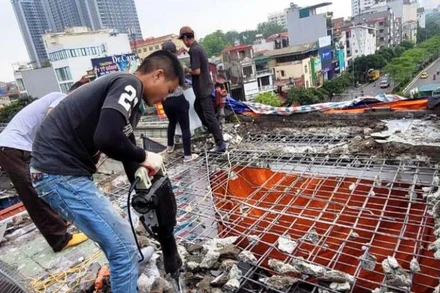 Lực lượng chức năng phá dỡ phần diện tích vi phạm trật tự xây dựng. (Ảnh: Ngọc An)