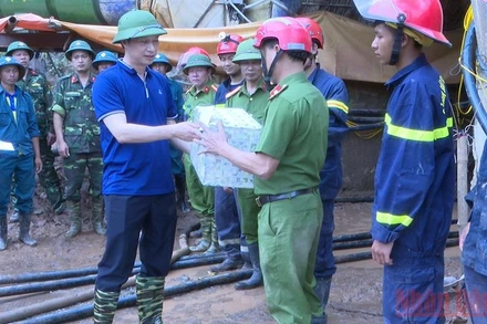 Đồng chí Lê Khánh Hòa, Bí thư Huyện ủy Nậm Pồ động viên các lực lượng tham gia cứu hộ, tìm kiếm người bị lũ cuốn.