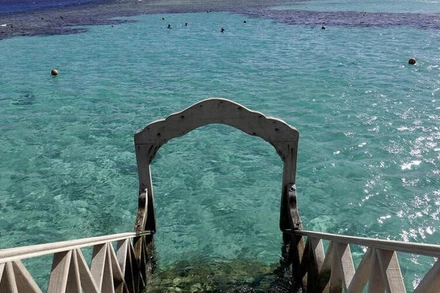 Khách du lịch lặn biển gần bãi biển thuộc khu nghỉ mát Sahl Hasheesh trên Biển Đỏ, Hurghada, Ai Cập, ngày 8/1/2020. (Ảnh: REUTERS)