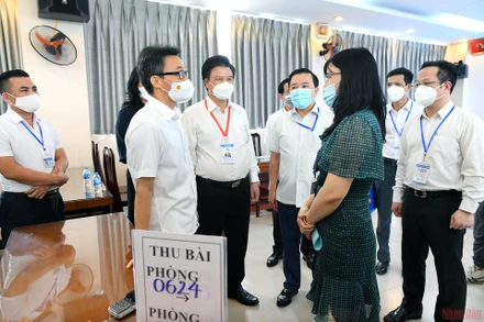 Phó Thủ tướng Vũ Đức Đam kiểm tra công tác tổ chức Kỳ thi tốt nghiệp THPT năm 2022 tại Hà Nội