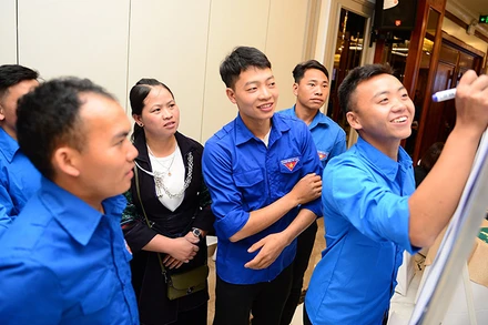 Các bạn trẻ tham dự tập huấn.