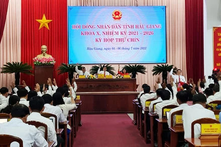 Kỳ họp thông qua nhiều nghị quyết quan trọng.