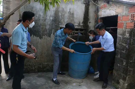 Cán bộ Trung tâm kiểm soát bệnh tật Hà Tĩnh kiểm tra, giám sát công tác phòng, chống dịch bệnh sốt xuất huyết tại xã Kỳ Phong, huyện Kỳ Anh. 
