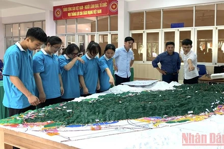 Tham quan mô hình sa bàn 3D có sự tham gia xây dựng của cộng đồng trong vùng.