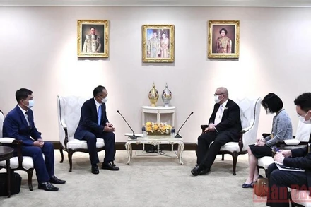 Bộ trưởng Năng lượng Thái Lan Supattanapong Punmeechaow và Đại sứ Phan Chí Thành tại cuộc gặp. 