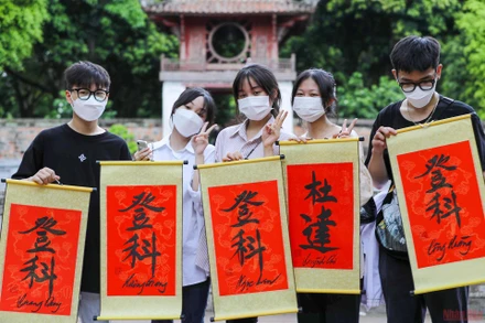 Sĩ tử đến Văn Miếu cầu may trước kỳ thi tốt nghiệp THPT