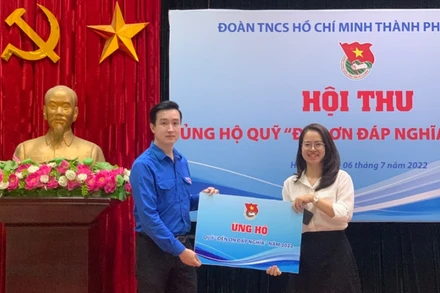 Đại diện Thành đoàn Hà Nội tiếp nhận ủng hộ từ các cơ sở Đoàn.