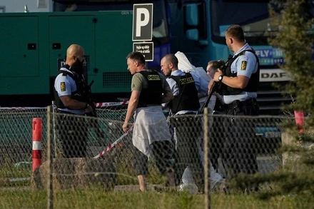 Cảnh sát Đan Mạch bắt giữ 1 người (mặc đồ bảo hộ màu trắng) bên ngoài trung tâm mua sắm Field’s sau vụ nổ súng ngày 3/7/2022. (Ảnh: Ritzau Scanpix/REUTERS)