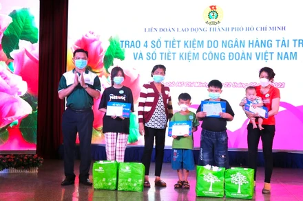 Liên đoàn Lao động Thành phố Hồ Chí Minh và các đơn vị trao sổ tiết kiệm Công đoàn Việt Nam cho trẻ mồ côi do Covid-19 ngày 22/5/2022 (Ảnh minh họa: Quý Hiền).