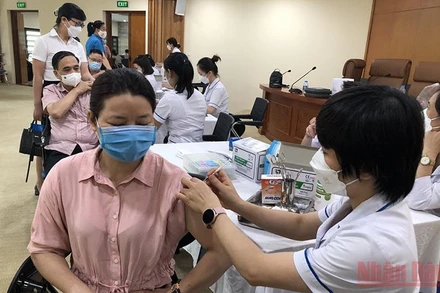 Người lao động tham gia tiêm vaccine mũi 3, mũi 4 phòng chống Covid-19. 