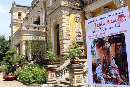 Cung An Định ngày khai mạc triển lãm tranh pháp lam Kiều.