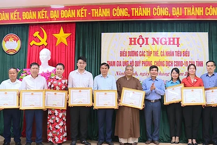 Các tập thể, cá nhân tiêu biểu ở Ninh Bình được trao tặng bằng khen về thành tích xuất sắc trong công tác phòng, chống dịch bệnh Covid-19.