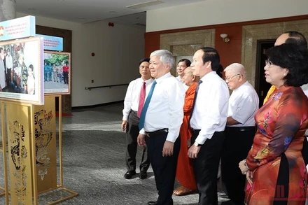 Các đại biểu xem triển lãm những thành tựu nổi bật từ đầu nhiệm kỳ đến nay của Mặt trận Tổ quốc Việt Nam Thành phố Hồ Chí Minh. (Ảnh: Q.Đ.)