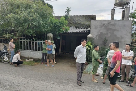 Người dân trong xã tới thăm hỏi, hỗ trợ gia đình nạn nhân bị chết do sét đánh.