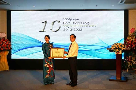 Đại diện Viện Biển Đông đón nhận Bằng khen của Bộ trưởng Ngoại giao.