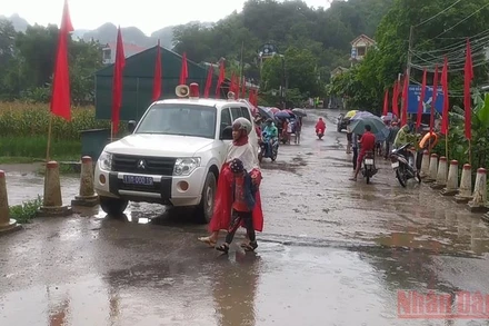 Lực lượng tập trung tìm kiếm các nạn nhân.