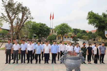 Lãnh đạo tỉnh Hưng Yên dâng hương tưởng niệm Tổng Bí thư Nguyễn Văn Linh.