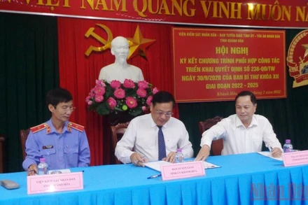 Lãnh đạo các đơn vị ký kết chương trình phối hợp. (Ảnh: PHONG NGUYÊN)