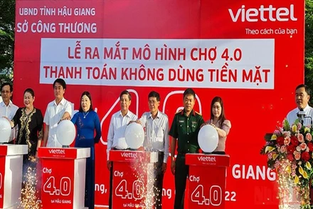 Nghi thức bấm nút chính thức ra mắt mô hình chợ 4.0.