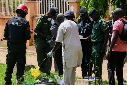 Cảnh sát kiểm tra vật dụng nghi là chất nổ bên ngoài Trung tâm giam giữ Kuje gần thủ đô Abuja, Nigeria, sau khi xảy ra vụ tấn công ngày 6/7/2022. (Ảnh: REUTERS)