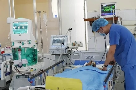 Bệnh nhân nghi ngộ độc Methanol do sử dụng rượu không rõ nguồn gốc được điều trị tích cực tại Bệnh viện đa khoa Lâm Đồng.