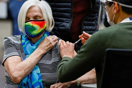 Tiêm vaccine phòng Covid-19 ở Ottawa, Ontario, Canada, ngày 30/3/2021. (Ảnh: REUTERS)