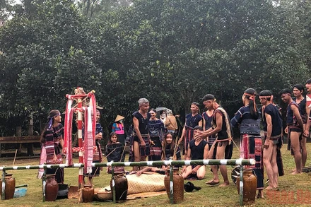 Tái hiện lễ cưới người Ba Na tại Làng.