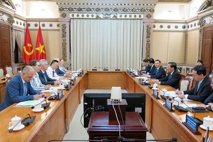 Quang cảnh buổi tiếp Thị trưởng Frankfurt Peter Feldmann của Chủ tịch UBND Thành phố Hồ Chí Minh Phan Văn Mãi. (Ảnh: TTXVN)