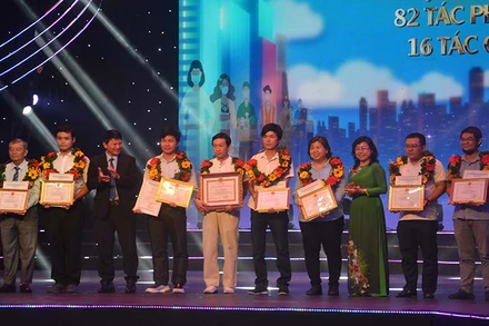 Ban tổ chức trao giải cho các tác giả đoạt giải ở lĩnh vực nhiếp ảnh.