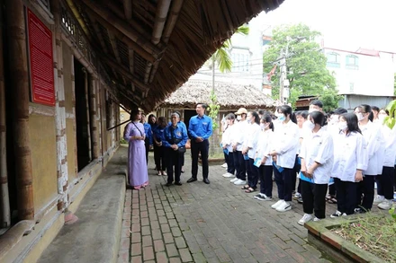 Đoàn viên, thanh niên Bắc Ninh tham quan tại Khu lưu niệm Tổng Bí thư Nguyễn Văn Cừ.