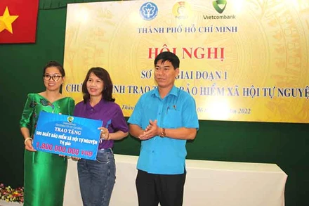 Trao sổ Bảo hiểm xã hội tự nguyện biểu trưng cho đoàn viên nghiệp đoàn. 