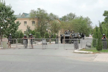 Lực lượng thực thi pháp luật Uzbekistan lập rào chắn trên 1 con phố ở Nukus, thủ phủ của vùng Karakalpakstan, tây bắc Uzbekistan, ngày 3/7/2022. (Ảnh: KUN.UZ/REUTERS)